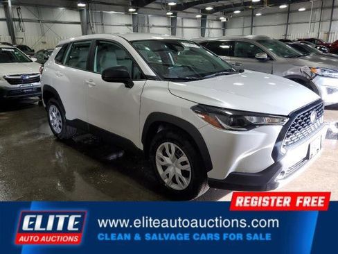 Used 2024 Toyota Corolla Cross L image 8