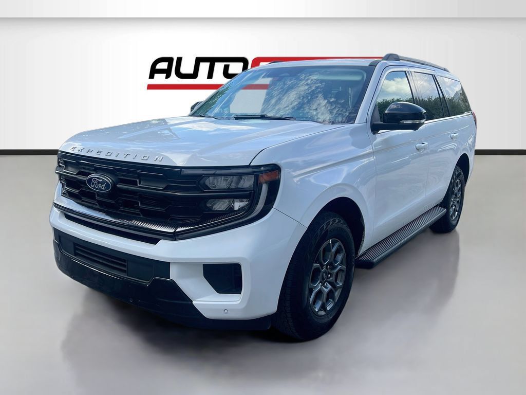 Used 2026 Ford Expedition Active RWD image 3