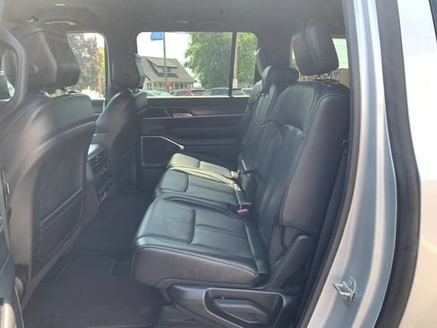 Used 2023 Jeep Wagoneer L Series II AWD/4WD image 25