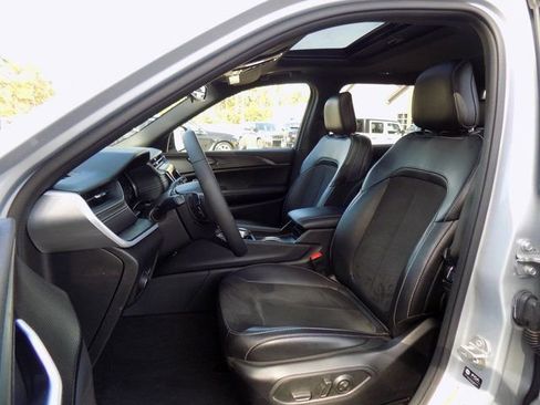 New 2024 Jeep Grand Cherokee L Altitude image 17