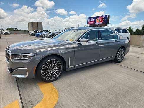 Used 2022 BMW 740i w/ Premium Package RWD image 1