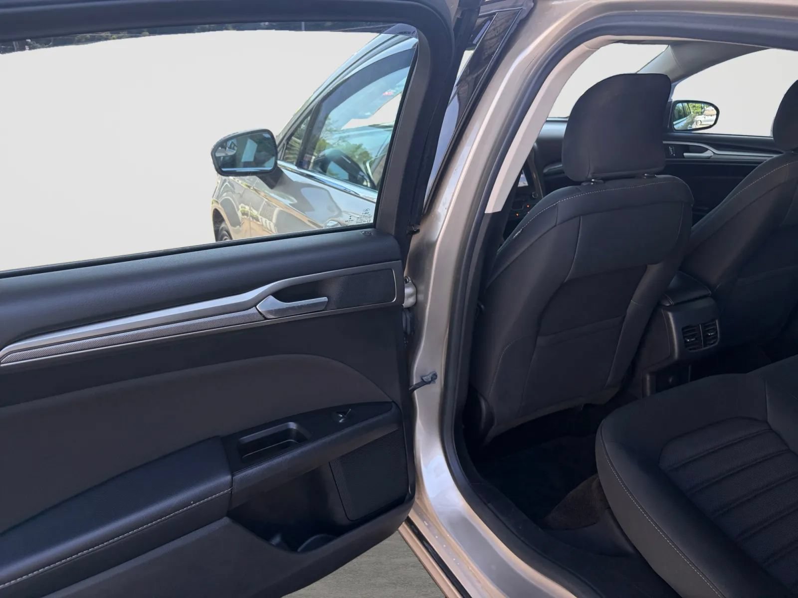 Used 2017 Ford Fusion SE w/ Fusion SE Technology Package FWD image 14
