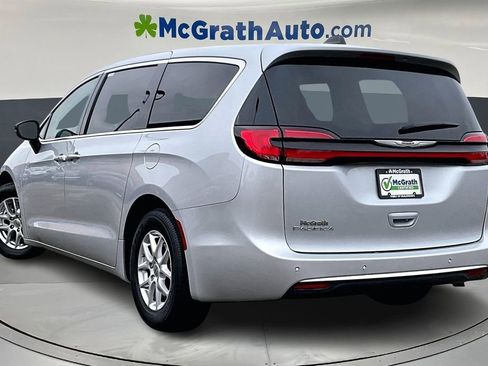 Used 2024 Chrysler Pacifica Touring-L image 4