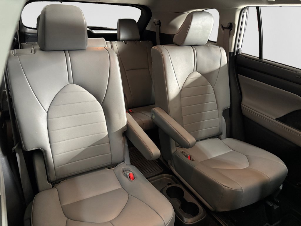 Used 2021 Toyota Highlander XLE FWD image 18