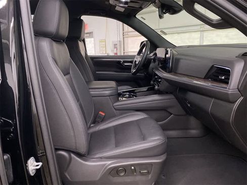 Used 2025 Chevrolet Suburban Z71 image 19