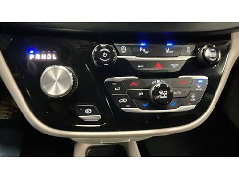 Used 2024 Chrysler Pacifica Touring-L image 13