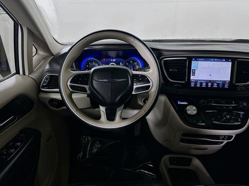 Used 2018 Chrysler Pacifica Limited image 23