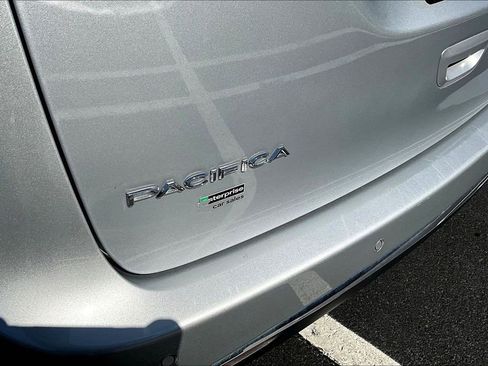 Used 2023 Chrysler Pacifica Touring-L FWD image 24