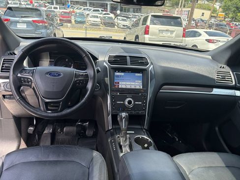 Used 2018 Ford Explorer Limited w/ Ford Safe & Smart Package FWD image 11