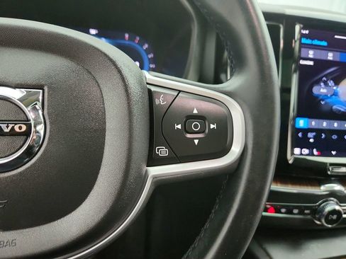 Used 2022 Volvo XC60 B5 Momentum image 25