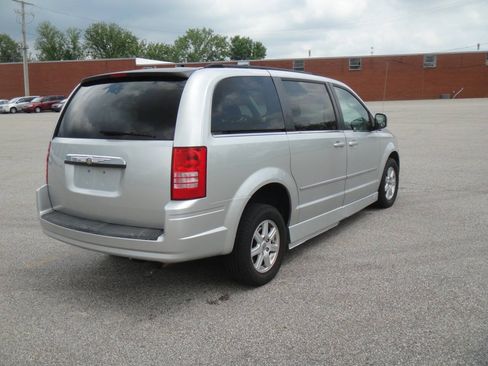 Used 2010 Chrysler Town & Country Touring FWD image 12