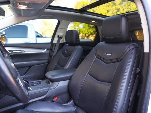 Used 2018 Cadillac XT5 Luxury w/ LPO, Black Ice Package FWD image 5