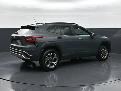 Used 2025 Chevrolet Trax LT FWD image 2