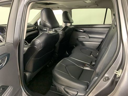 Used 2024 Toyota Highlander XLE AWD/4WD image 35