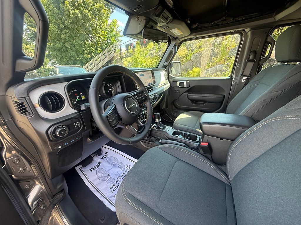 Used 2024 Jeep Wrangler Unlimited w/ Convenience Group AWD/4WD image 16