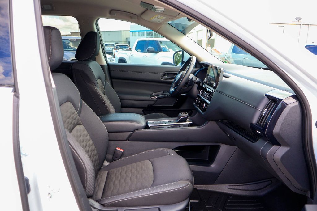 Used 2025 Nissan Pathfinder SV FWD image 10