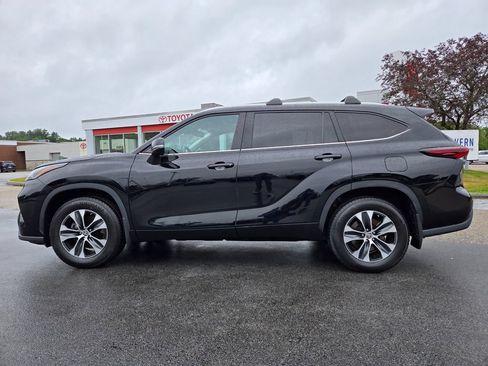 Used 2024 Toyota Highlander XLE AWD/4WD image 2