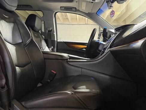 Used 2017 Cadillac Escalade ESV Luxury AWD/4WD image 11