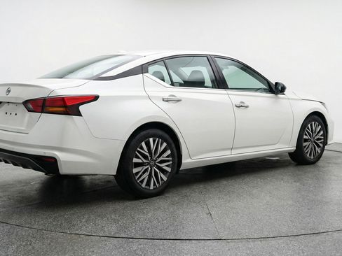 Used 2025 Nissan Altima 2.5 SV image 9