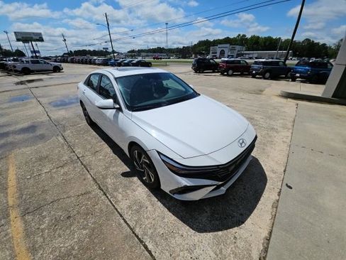 Used 2024 Hyundai Elantra SEL w/ Convenience Package FWD image 5