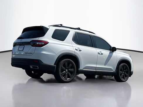 Used 2025 Honda Pilot Black Edition image 2