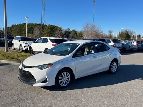 Used 2018 Toyota Corolla LE image 4