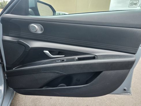 Used 2021 Hyundai Elantra SE FWD image 22