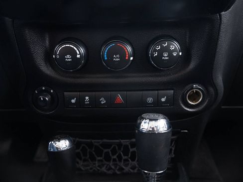 Used 2017 Jeep Wrangler Unlimited Sahara w/ Connectivity Group image 33