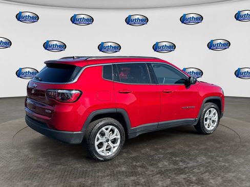 Used 2025 Jeep Compass Latitude AWD/4WD image 5