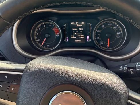 Used 2018 Jeep Cherokee Latitude w/ Cold Weather Group image 33