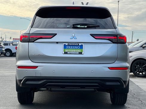 New 2025 Mitsubishi Outlander ES image 6