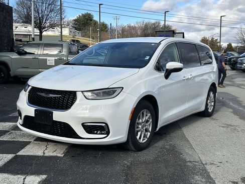 Used 2023 Chrysler Pacifica Touring-L image 7