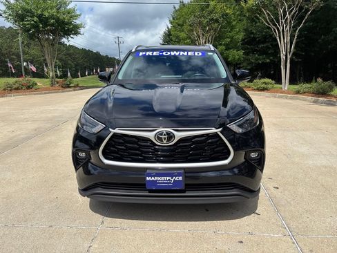 Used 2022 Toyota Highlander XLE FWD image 2