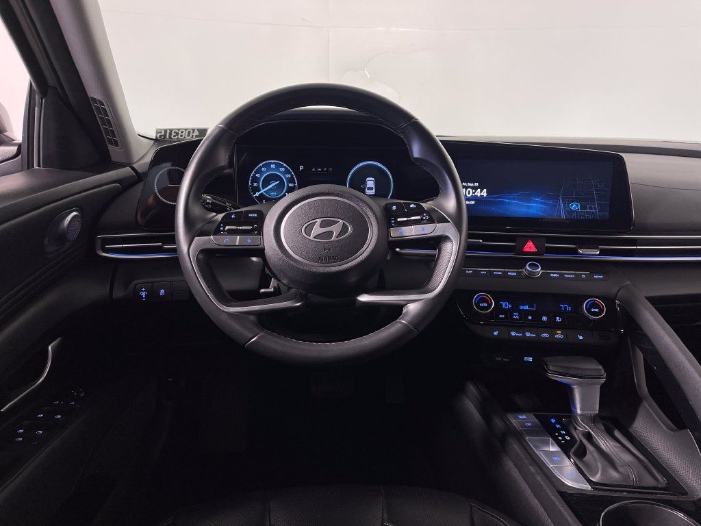 Certified 2025 Hyundai Elantra Limited FWD image 16