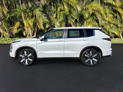 New 2025 Mitsubishi Outlander SE image 2