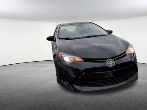 Used 2018 Toyota Corolla LE image 3