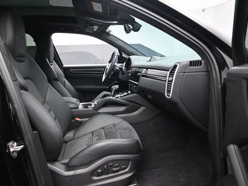 Used 2023 Porsche Cayenne GTS AWD/4WD image 32