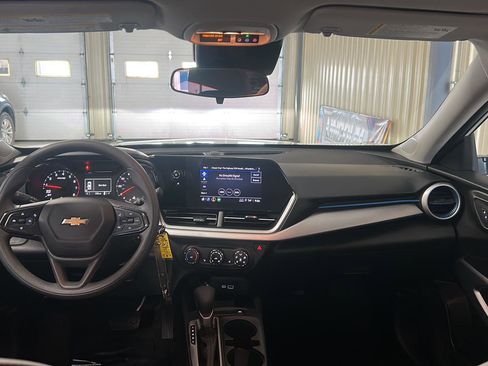 Used 2025 Chevrolet Trax LS w/ LS Convenience Package FWD image 17