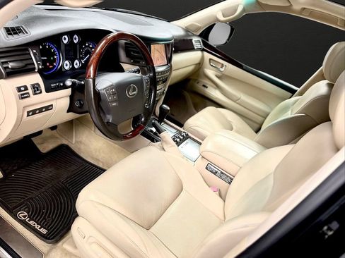 Used 2011 Lexus LX 570 4WD w/ Luxury Pkg image 9