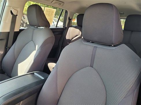 Used 2023 Toyota Highlander LE image 14