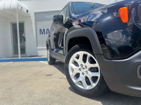 Used 2017 Jeep Renegade Latitude FWD image 31