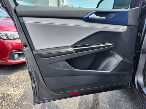 Used 2024 Volkswagen Taos SE w/ Panoramic Sunroof Package FWD image 11
