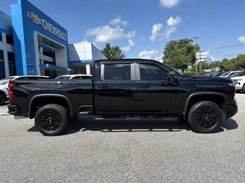 Used 2024 Chevrolet Silverado 2500 LT w/ Midnight Edition AWD/4WD image 2