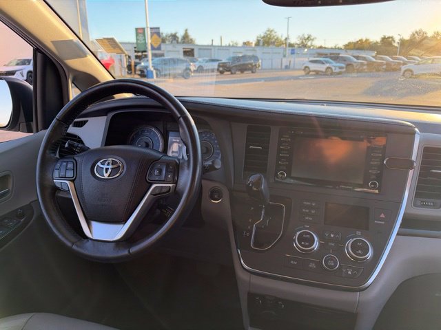 Used 2018 Toyota Sienna XLE FWD image 22