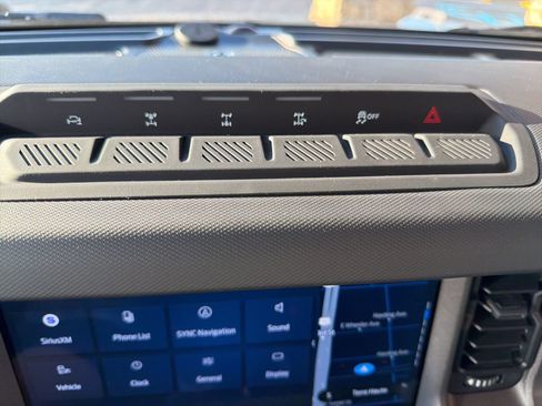 Used 2025 Ford Bronco Badlands image 15