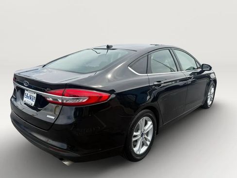Used 2018 Ford Fusion SE w/ Fusion SE Technology Package FWD image 3