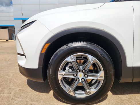 Used 2025 Chevrolet Blazer LT AWD/4WD image 9