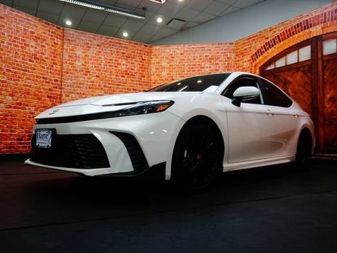 Used 2025 Toyota Camry SE w/ Convenience Package FWD image 2