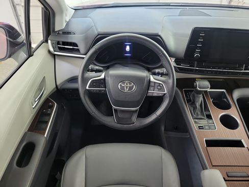 Used 2023 Toyota Sienna XLE w/ XLE Plus Package FWD image 16