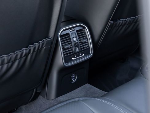 Certified 2026 Porsche Macan image 37